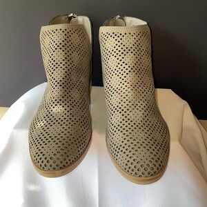 MADDEN GIRL SIZE 7 LADIES ANKLE BOOTS WITH ZIPPER. TAUPE COLOR, SOFT MATERIAL.